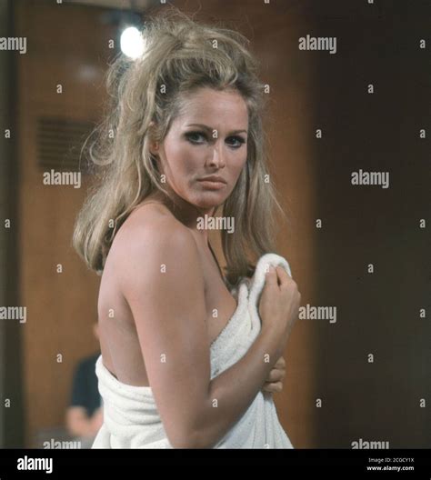 Actress ursula andress -Fotos und -Bildmaterial in hoher Auflösung – Alamy