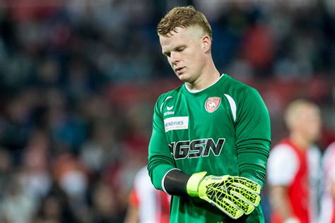 koeman junior valt  bij tegenstander en stopt pingel van collega