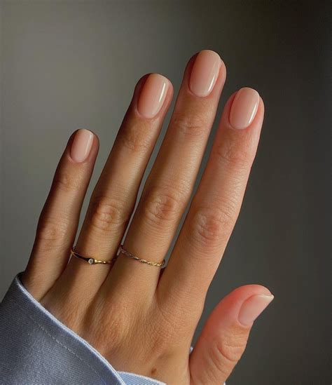 clean girl nail     tendencia das unhas clean