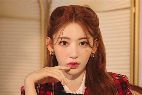 LE SSERAFIM's Sakura Tests Positive For COVID-19 | Soompi