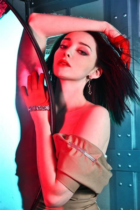 Emma Dumont : Celebs