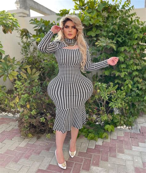 DANGEROUS CURVES: Going Pear-Shaped For Extreme Hourglass Influencer