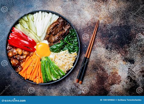 Bibimbap, традиционное корейское блюдо, рис с овощами и говядина ...