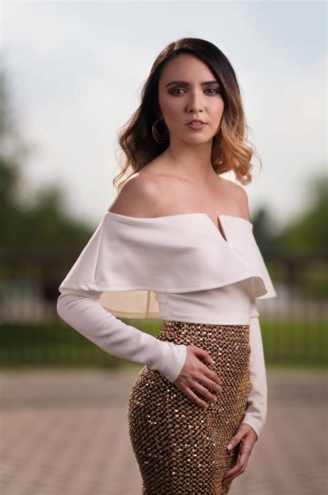 The Ultra-Portable Godox AD200 Can Overpower the Texas Sun | PetaPixel