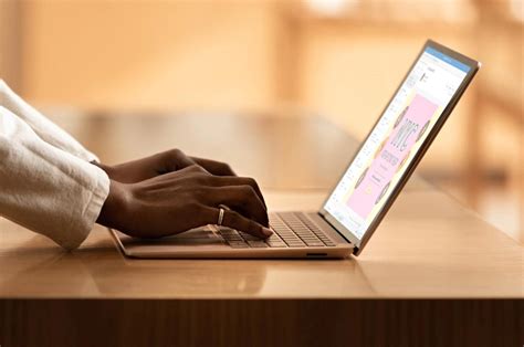 Surface Laptop: Microsoft hat wohl günstige Version geplant