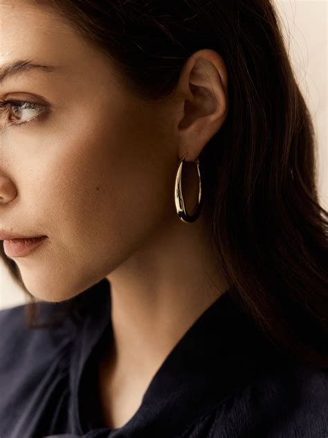 Тонкие серьги-кольца из гладкого металла :: LICHI - Online fashion store