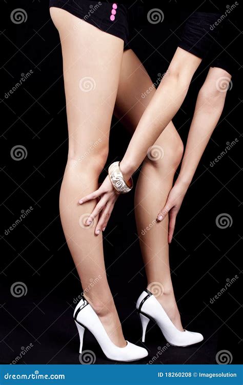 Mooie lange benen stock foto. Image of elegantie, knie - 18260208