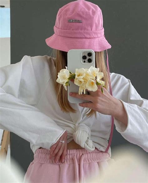 pink aesthetic 🌺 | Insecure women, Spring outfit, Instagram ideas ...