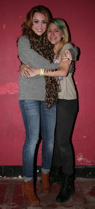 Miley With Fans - Miley Cyrus Photo (25551443) - Fanpop