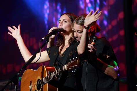 Vikki and Donna, The Waifs 1851 - Rhythms Music Magazine