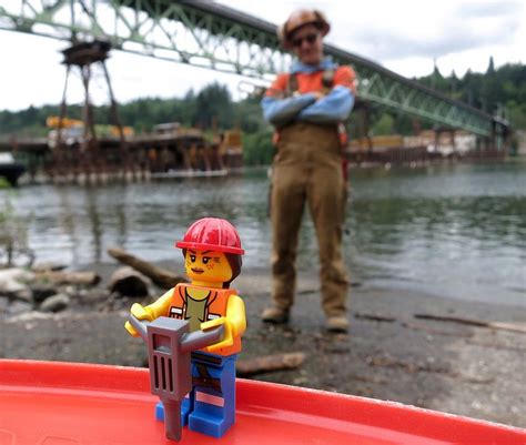 The LEGO Movie Collectible Minifigures : Gail the Construction Worker ...