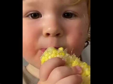 2-летний внук Екатерины Стриженовой впервые попробовал кукурузу - YouTube