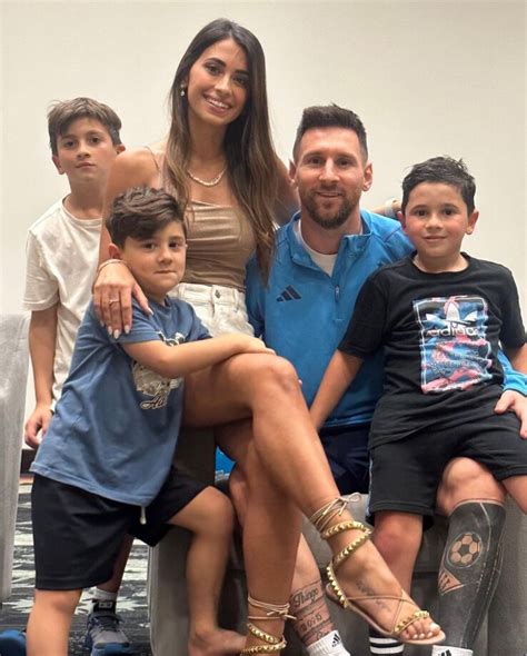 Check family: Antonela Roccuzzo shares a picture with Leo Messi and ...