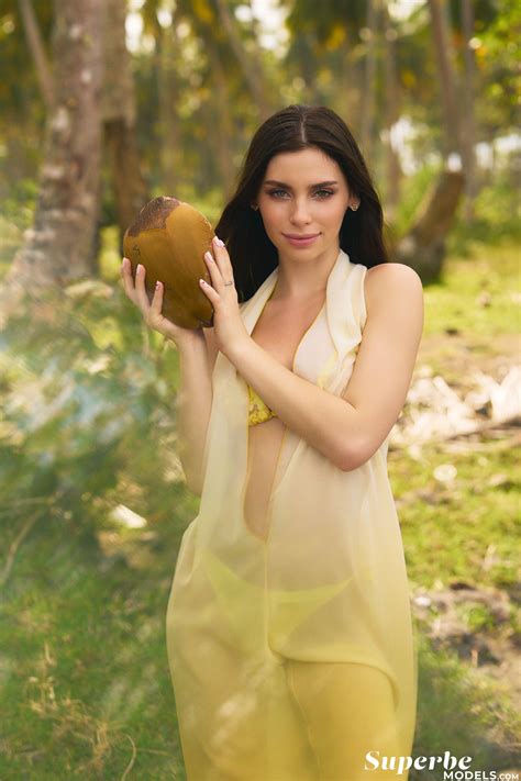 Irina Sivalna Pictures in an Infinite Scroll - 17 Pictures