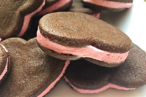 Biscoito Recheado De Chocolate - Biscoito de Chocolate Recheado com Baunilha Rosa - Tá na mesa