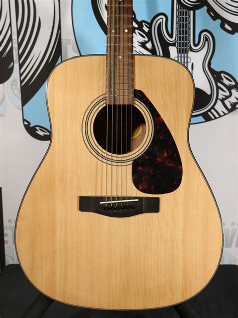 Yamaha F335 Acoustic Guitar