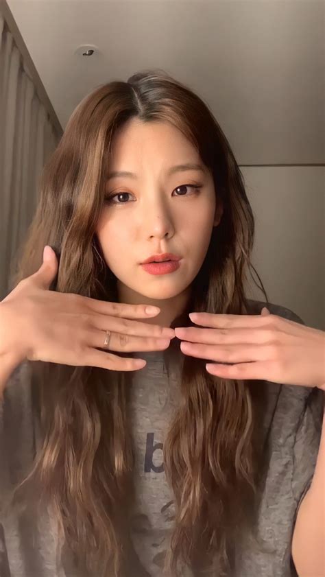 hwang yeji [ vlive 🖤 #47 ] | Pretty angel, Hair cuts, Kpop girl groups