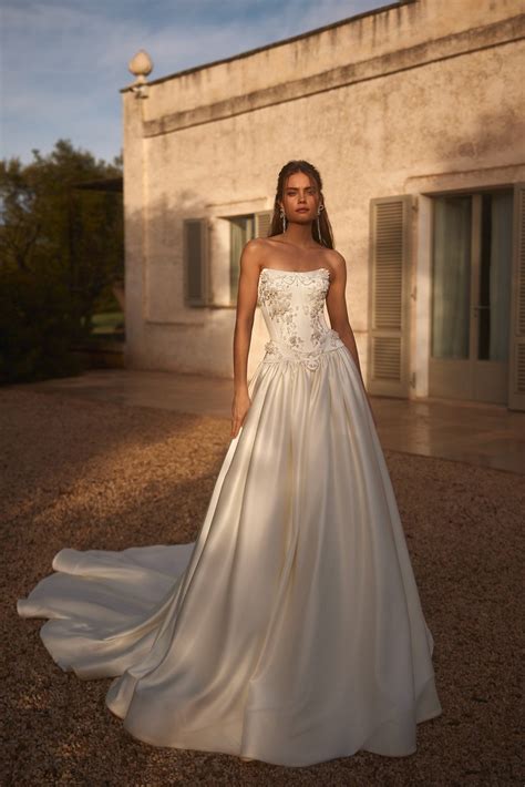 Exquisite Satin Strapless Wedding Gown with Luxury Lace-Up Corset and