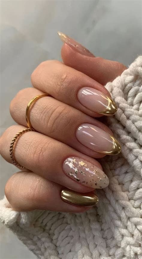 Almond Christmas Nails Gold