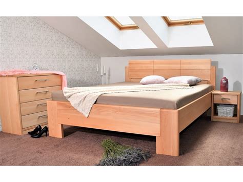 Manželská postel DeLuxe 1 vyrobená z buku.
