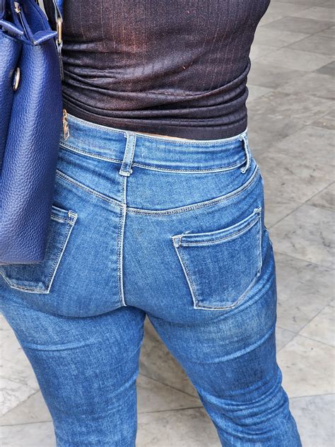 Wide Hips Latina Caps - Tight Jeans - Forum