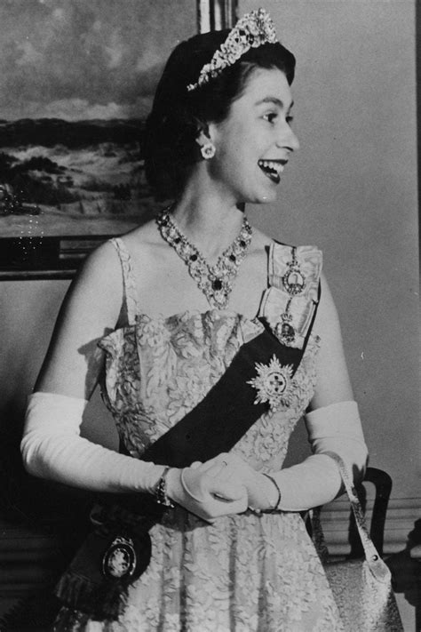 1/45 Królowa Elżbieta II: 90 lat najpiękniejszych kreacji