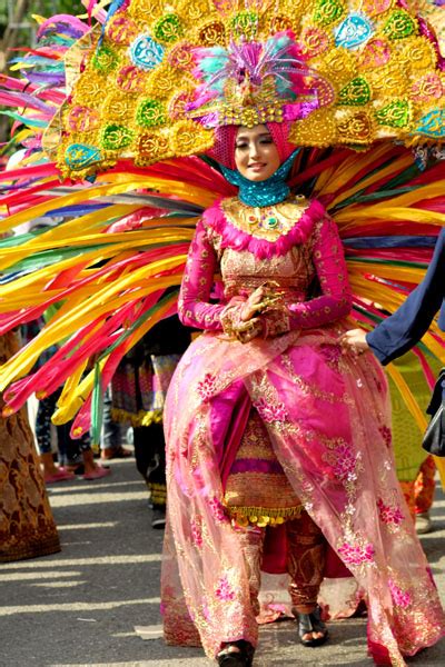 foto aksi kreatif  diapresiasi pengunjung karnaval  blang