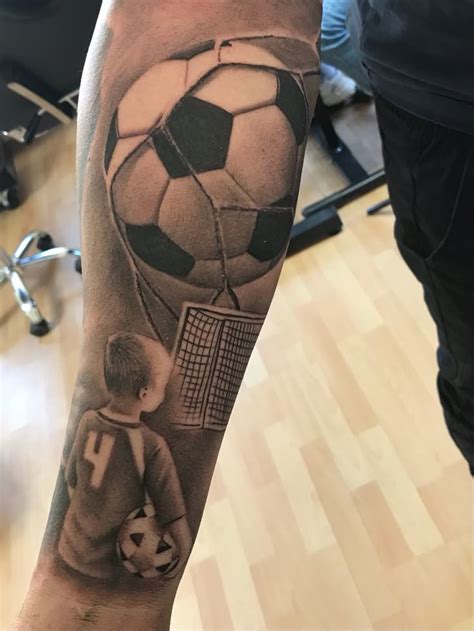 Футбол мяч тату мальчик ворота | Tatuaggi a tema calcio, Idee per ...