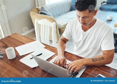 Hora De Conseguir Este Negocio Del Terreno. Un Joven Apuesto Trabajando ...