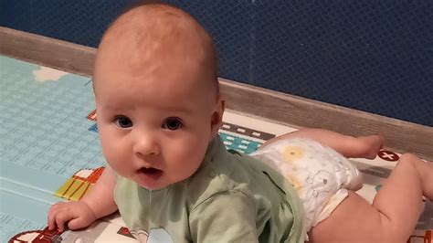 5 месяцев ребенку 👶 сын Самир. учимся ползать - YouTube