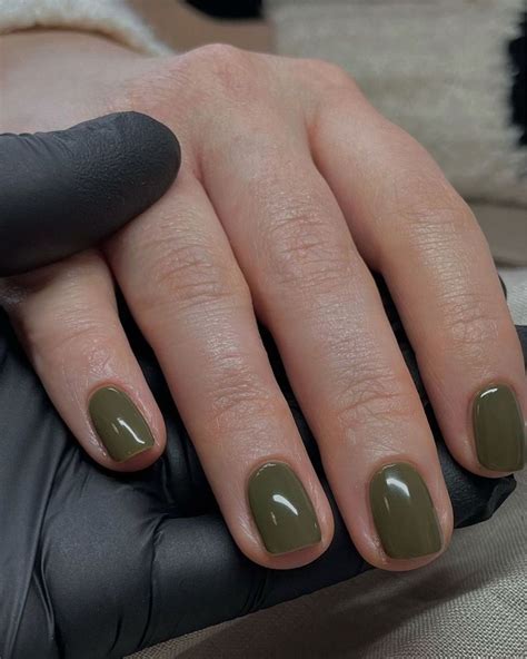 Olive Green Nails Are Autumn's Most-Elevated Manicure Trend | Who What Wear