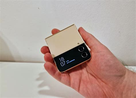 Arvostelu: Samsung Galaxy Flip4 5G - Taittopuhelin tuntuu valmiilta ...