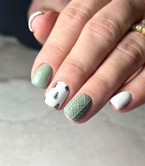 45+ Subtle Christmas Nails Design Ideas