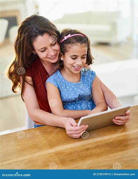 Entretenimiento En Línea. Madre E Hija Usando Una Tableta Digital