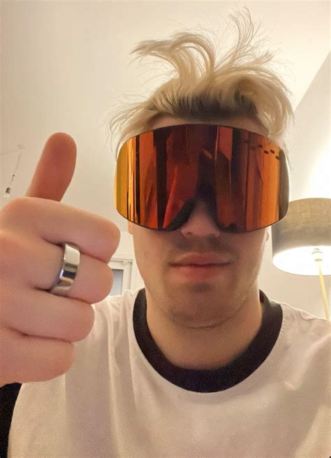 Ski Aggu in seiner Wohnung in Berlin : r/Papaplatte