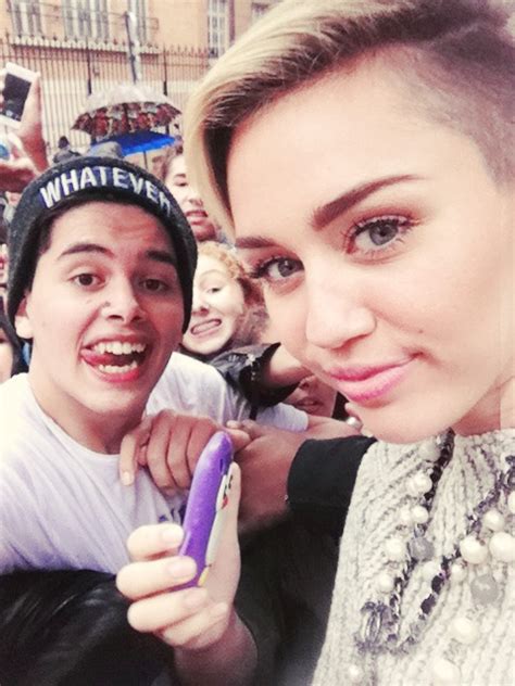 Miley with a Fan - Miley Cyrus Photo (35519237) - Fanpop