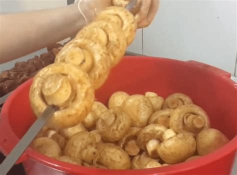 Крутой шашлык из шампиньонов на мангале в быстром маринаде — Ку-кухня мира