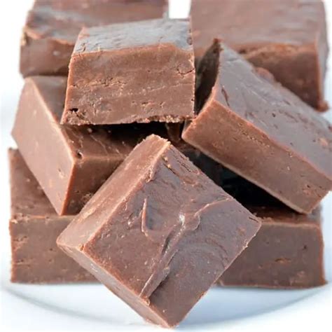 3 Ingredient Easy Chocolate Fudge - Foodie and Wine